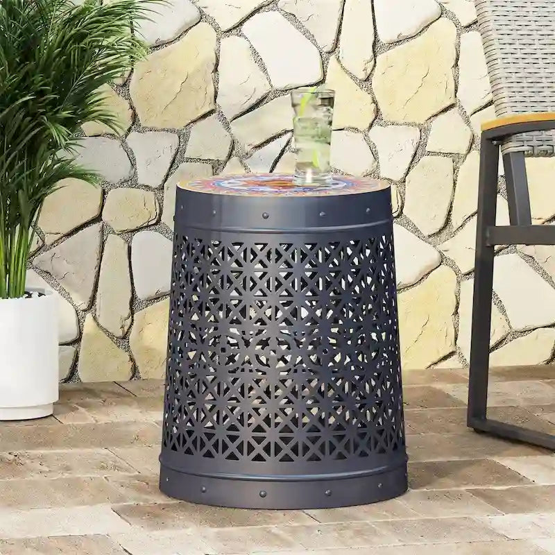 Table d'appoint en métal ajouré géométrique blanc, dessus en mosaïque colorée