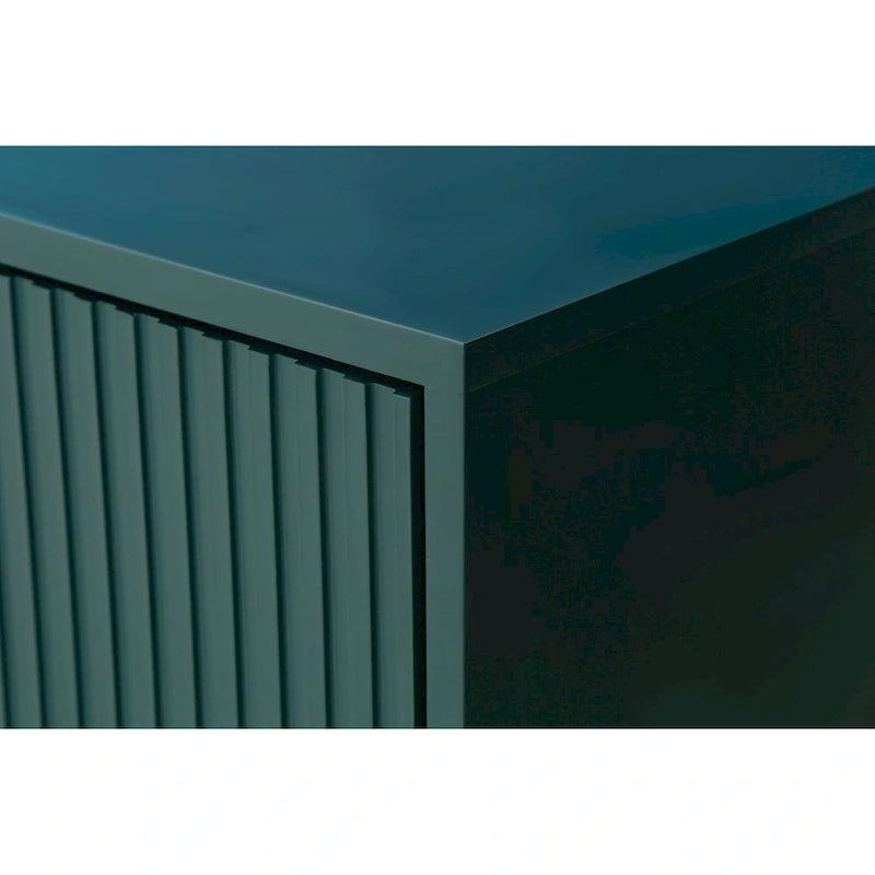 Bahut de rangement moderne à quatre portes avec lignes verticales et poignées dorées