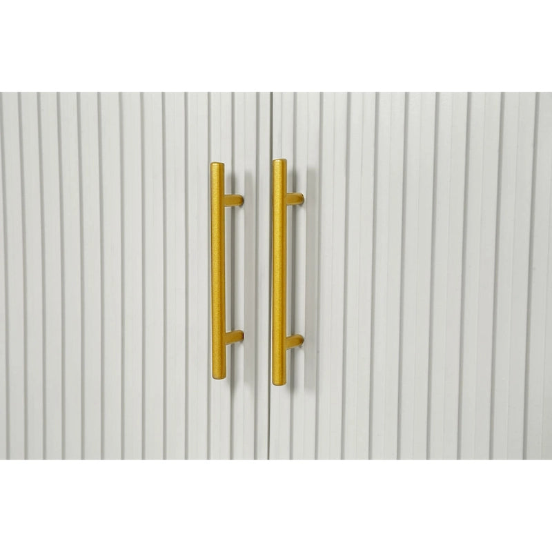 Bahut de rangement moderne à quatre portes avec lignes verticales et poignées dorées