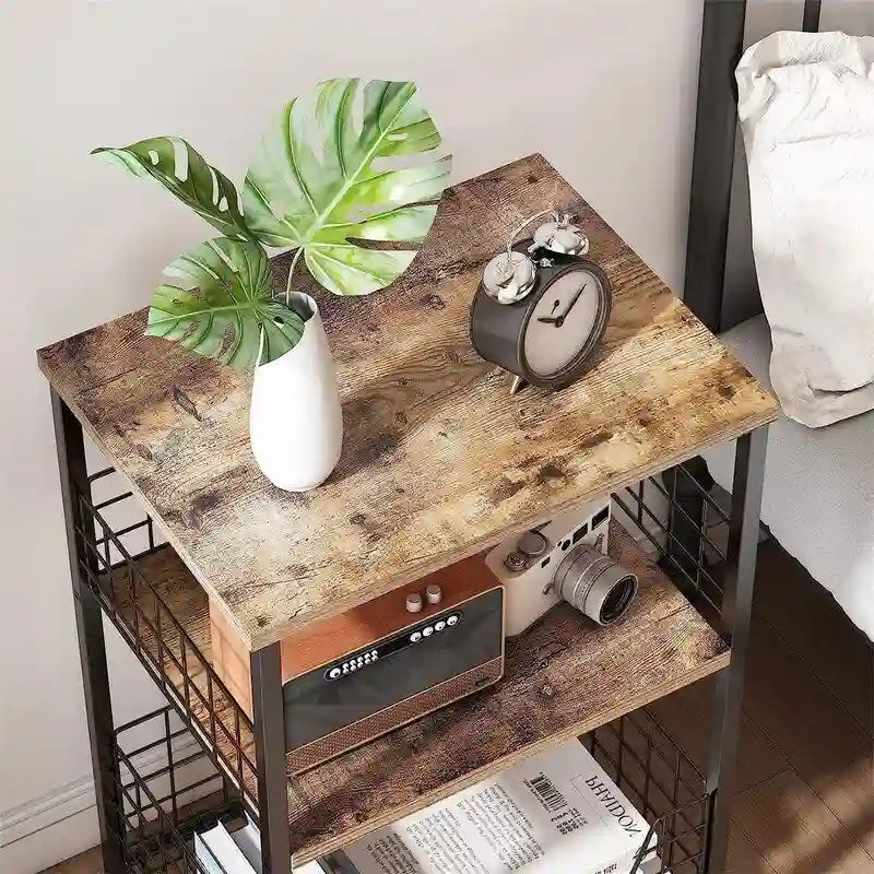 Table d'appoint industrielle marron rustique à 3 niveaux avec panier de rangement en fil métallique noir