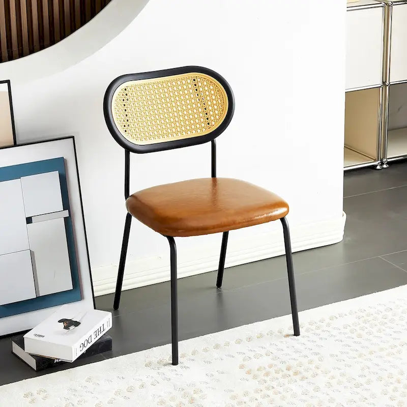 Chaise de salle à manger en cuir PU, assise rembourrée, dossier en rotin, pieds en métal noir, marron